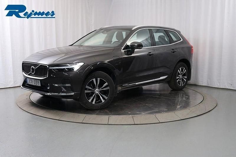 Grå (platinum grey metallic) Begagnad 2024 Volvo XC60 Core SUV | 529 900 kr (Marknadspris) - Bild 1/4