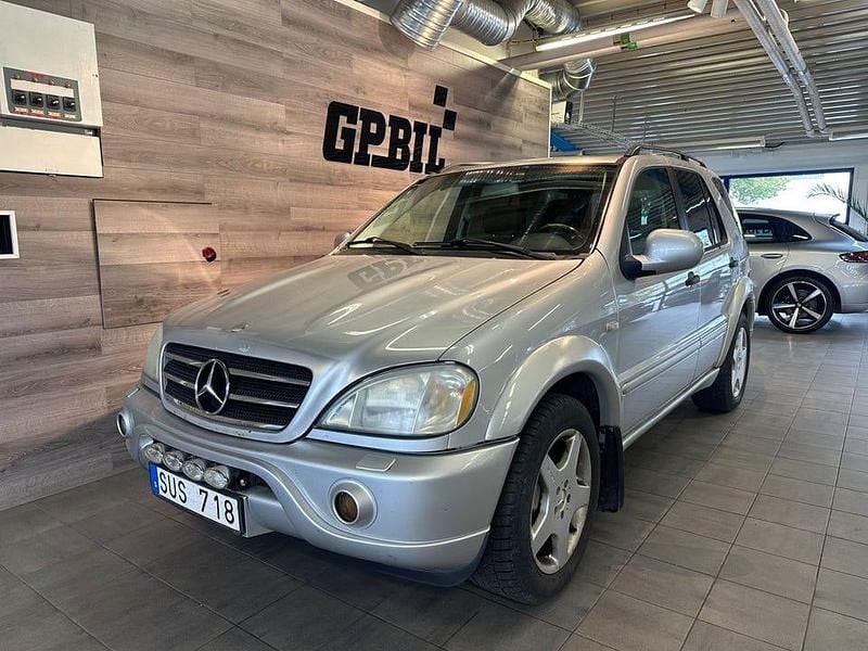 Silver Begagnad 2000 Mercedes ML55 AMG AMG SUV | 39 900 kr - Bild 1/4