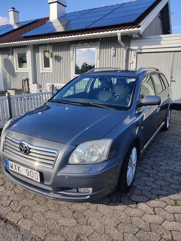 Grå Begagnad 2005 Toyota Avensis Kombi | 18 900 kr (Marknadspris) - Bild 1/4