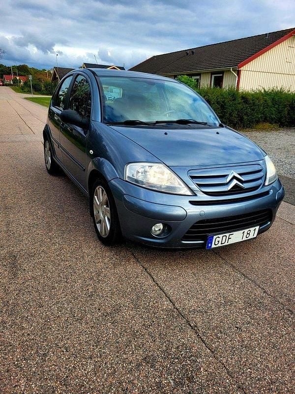 Grå Begagnad 2008 Citroën C3 Halvkombi | 27 900 kr (Marknadspris) - Bild 1/4