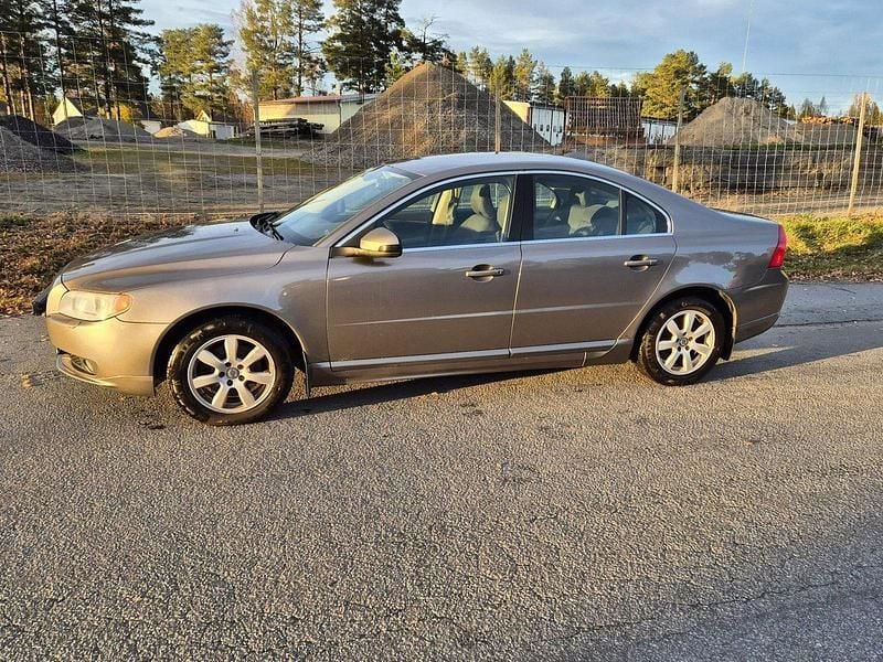 Grå Begagnad 2007 Volvo S80 Momentum Sedan | 41 000 kr (Marknadspris) - Bild 1/4