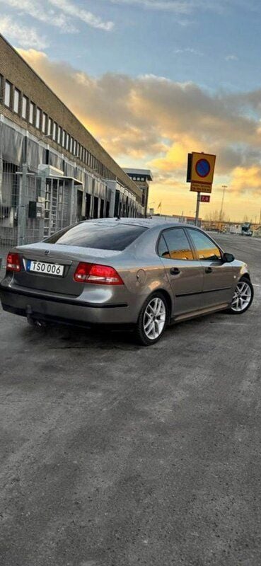Grå Begagnad 2003 Saab 9-3 Vector Sedan | 34 000 kr (Marknadspris) - Bild 1/4