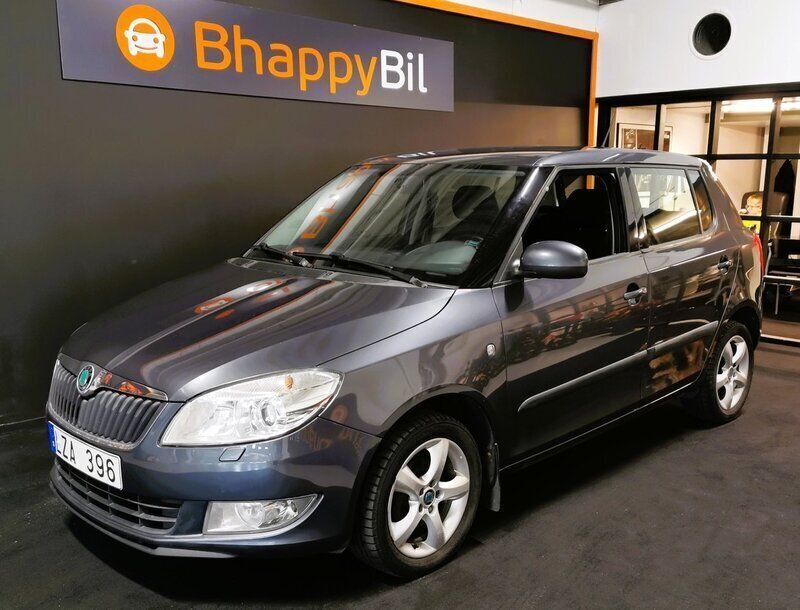 Mörkgrå (grå) Begagnad 2012 Skoda Fabia Elegance Halvkombi | 49 900 kr (Marknadspris) - Bild 1/4