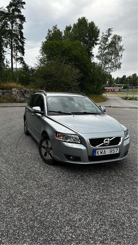 Silver Begagnad 2011 Volvo V50 Momentum Kombi | 33 200 kr (Bra pris) - Bild 1/4