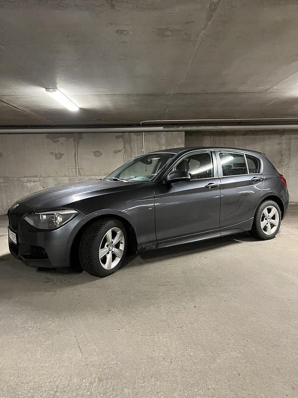 Begagnad 2012 BMW 118 Halvkombi | 84 900 kr (Marknadspris) - Bild 1/4