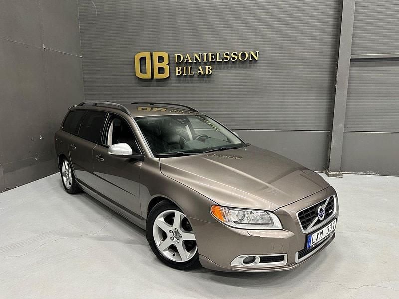 Grå Begagnad 2012 Volvo V70 R-Design Kombi | 99 800 kr (Marknadspris) - Bild 1/4