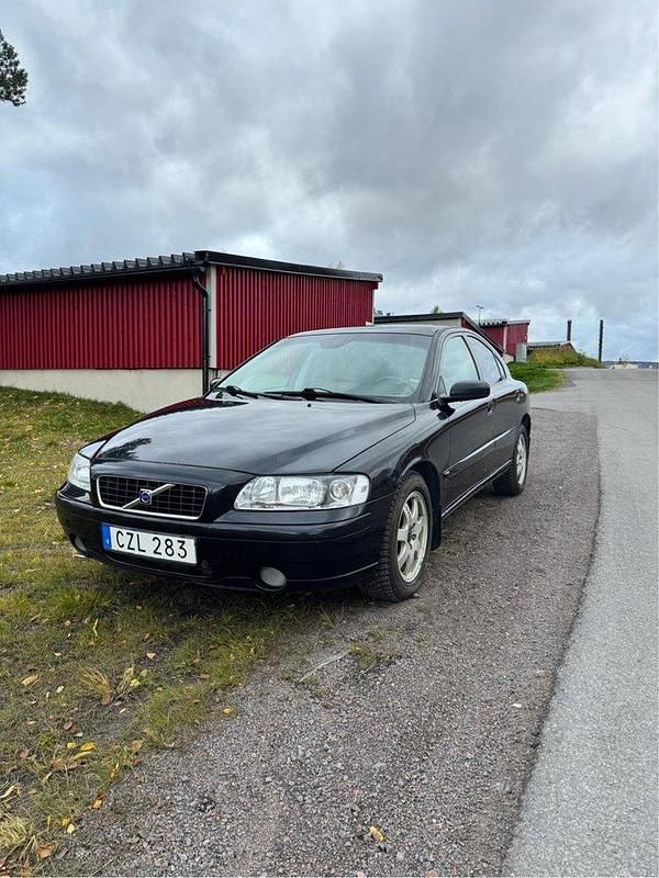 Svart Begagnad 2004 Volvo S60 Sedan | 30 000 kr (Marknadspris) - Bild 1/4