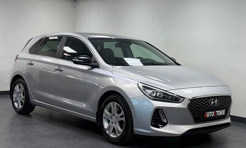 Silver Begagnad 2017 Hyundai i30 Premium Halvkombi | 134 900 kr (Marknadspris) - Bild 1/4