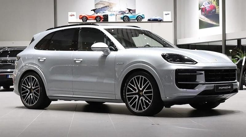 Silver Begagnad 2024 Porsche Cayenne S E-Hybrid SUV | 1 179 000 kr - Bild 1/4