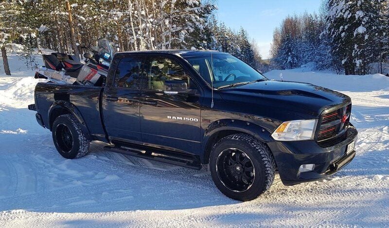Svart Begagnad 2011 RAM 1500 Pickup | 180 000 kr - Bild 1/4