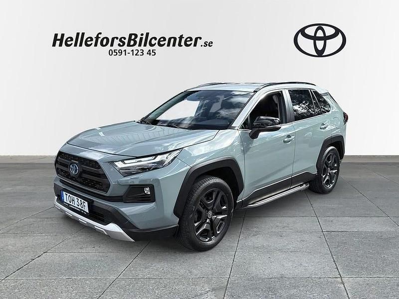 Grön Begagnad 2021 Toyota RAV4 Hybrid SUV | 415 500 kr (Dyr) - Bild 1/4