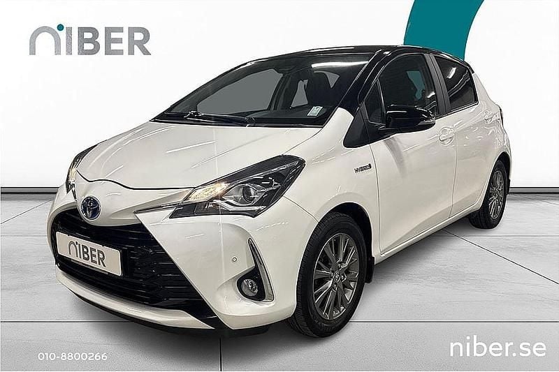Vit Begagnad 2018 Toyota Yaris Hybrid Halvkombi | 169 900 kr (Marknadspris) - Bild 1/4