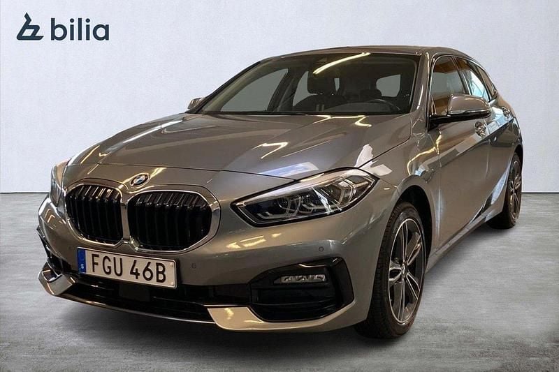 Grå Begagnad 2022 BMW 118 Sport Line Halvkombi | 254 000 kr (Marknadspris) - Bild 1/4