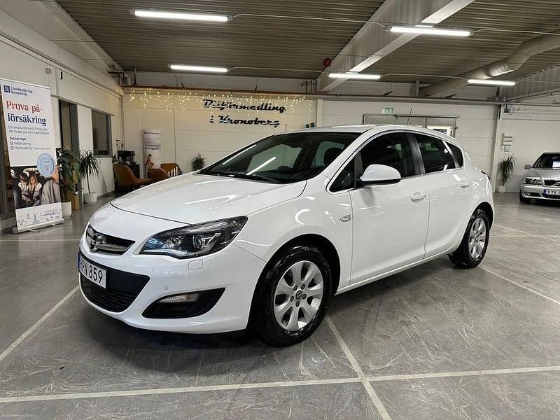 Vit Begagnad 2015 Opel Astra Active Halvkombi | 69 900 kr (Marknadspris) - Bild 1/4
