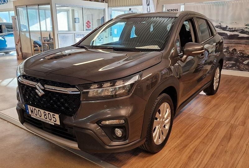 Grå Begagnad 2021 Suzuki SX4 S-Cross SUV | 204 900 kr (Marknadspris) - Bild 1/4