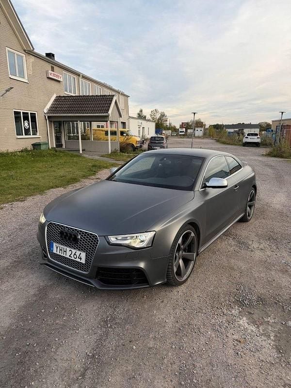 Svart Begagnad 2012 Audi RS5 S-Line Sportkupé | 369 900 kr (Dyr) - Bild 1/4