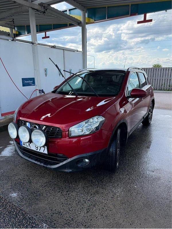 Röd Begagnad 2011 Nissan Qashqai SUV | 46 000 kr (Marknadspris) - Bild 1/4