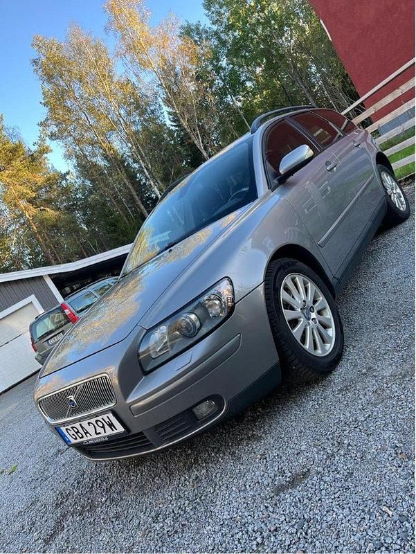 Grå Begagnad 2005 Volvo V50 Momentum Kombi | 16 500 kr - Bild 1/4
