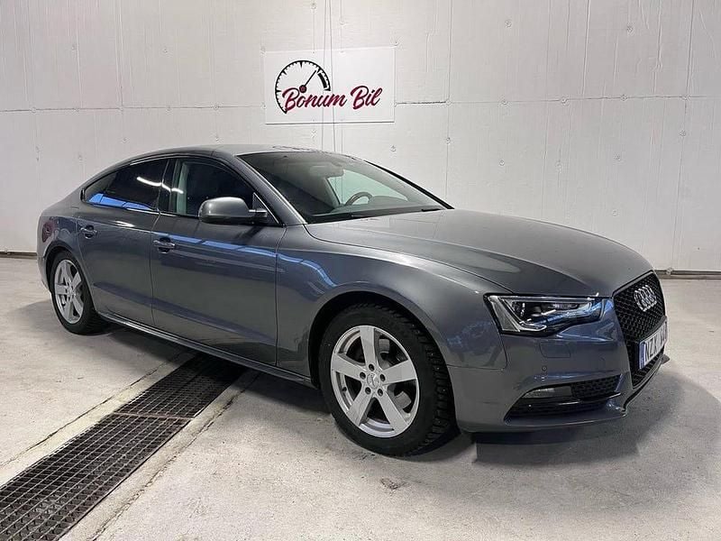 Grå Begagnad 2013 Audi A5 Sportback Comfort Halvkombi | 99 000 kr (Marknadspris) - Bild 1/4