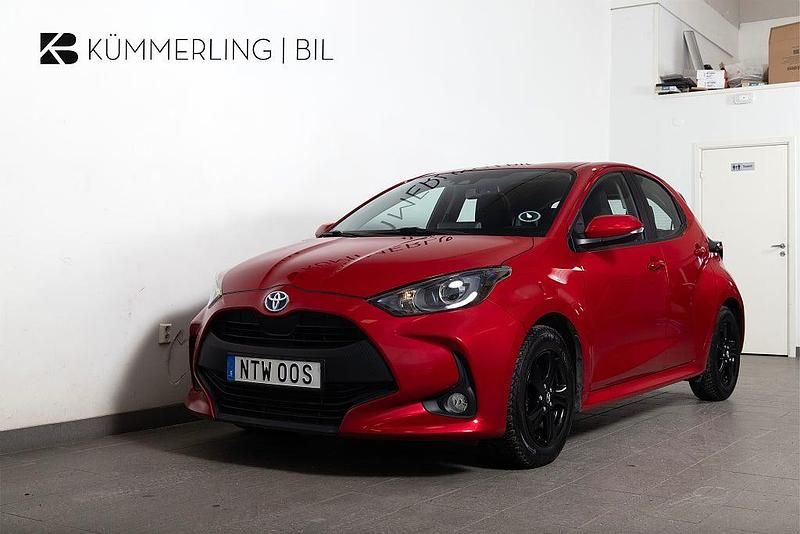Röd Begagnad 2023 Toyota Yaris Hybrid Active Halvkombi | 194 900 kr (Marknadspris) - Bild 1/4