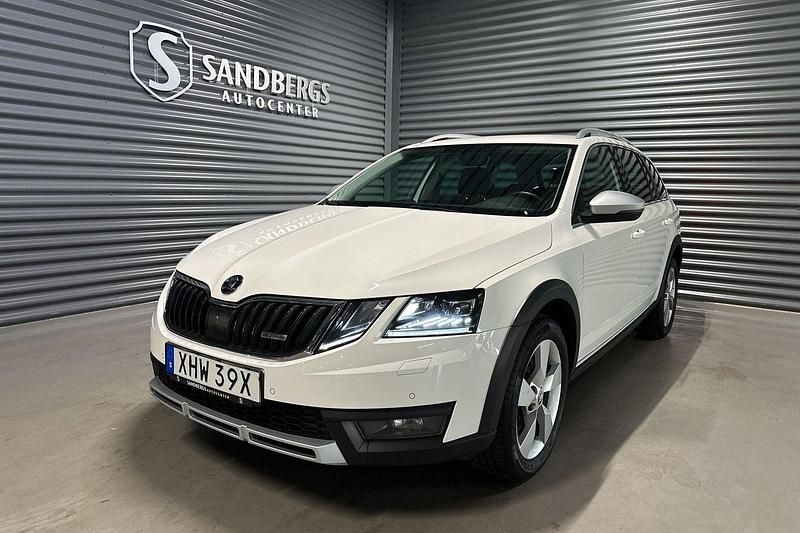 Vit Begagnad 2019 Skoda Octavia Scout Kombi | 247 500 kr (Marknadspris) - Bild 1/4