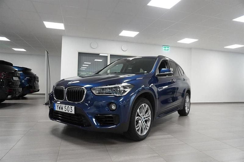 Blå Begagnad 2018 BMW X1 Sport Line SUV | 269 800 kr (Marknadspris) - Bild 1/4