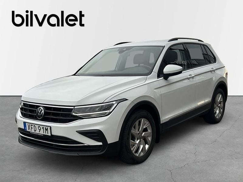 Vit Begagnad 2022 VW Tiguan SUV | 299 900 kr (Marknadspris) - Bild 1/4