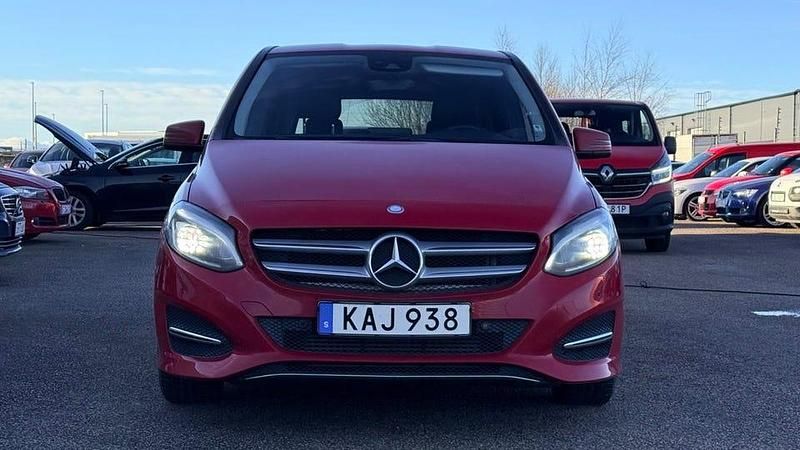 Begagnad Mercedes B180 Urban 123 HK (90 kW) 2015 Röd Minibuss