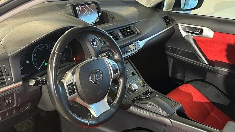 Begagnad Lexus CT200h Executive Line 135 HK (99 kW) 2011 Vit Halvkombi