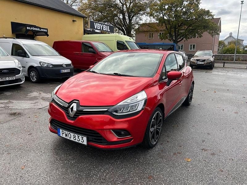 Röd (rödmet) Begagnad 2019 Renault Clio IV Intens Halvkombi | 112 000 kr (Marknadspris) - Bild 1/4