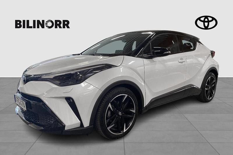 Vit Begagnad 2022 Toyota C-HR Sport SUV | 299 900 kr (Marknadspris) - Bild 1/4