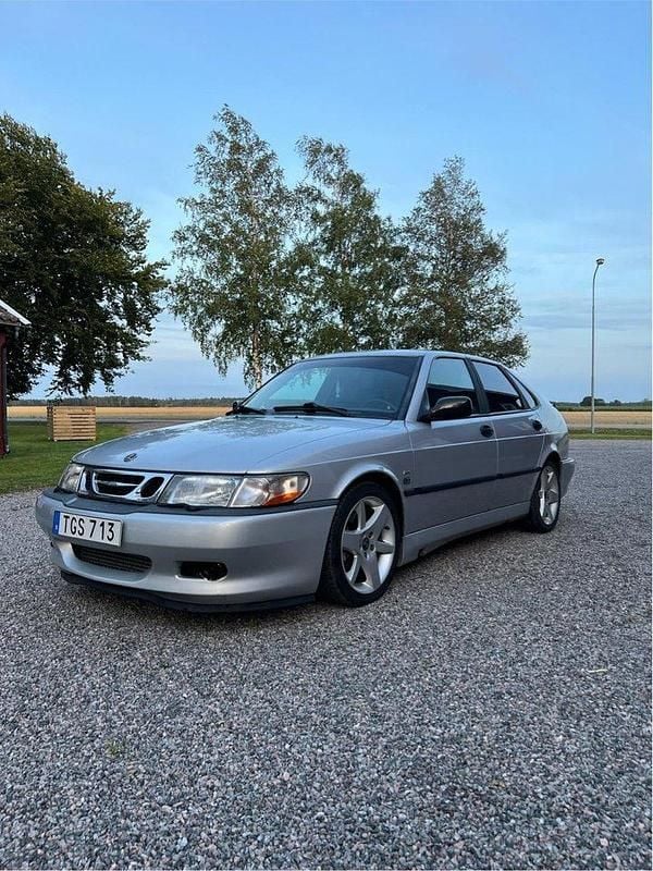 Grå Begagnad 2002 Saab 9-3 Aero Halvkombi | 35 000 kr (Marknadspris) - Bild 1/3