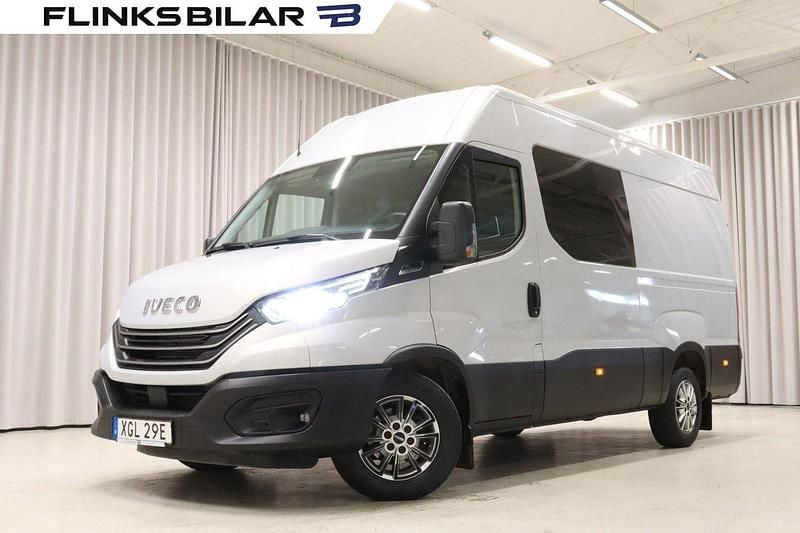 Ljusgrå (metallic) Begagnad 2022 Iveco Daily Van | 479 900 kr - Bild 1/4