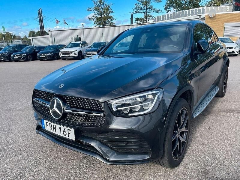 Grå (grafitgrå metallic) Begagnad 2022 Mercedes GLC300 AMG Sportkupé | 519 000 kr (Lite dyr) - Bild 1/2