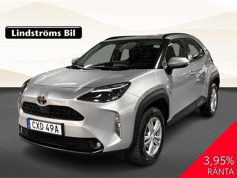 Silver Begagnad 2024 Toyota Yaris Hybrid Active | 264 900 kr (Marknadspris) - Bild 1/3