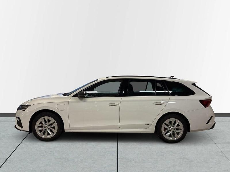 Begagnad Skoda Octavia RS 245 HK (180 kW) 2023 Vit Kombi