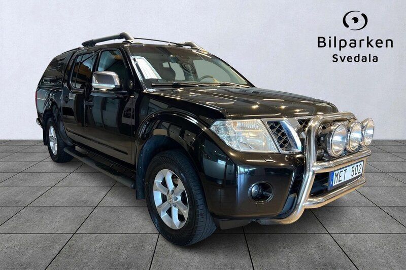 Svart Begagnad 2012 Nissan Navara Pickup | 119 990 kr (Marknadspris) - Bild 1/4