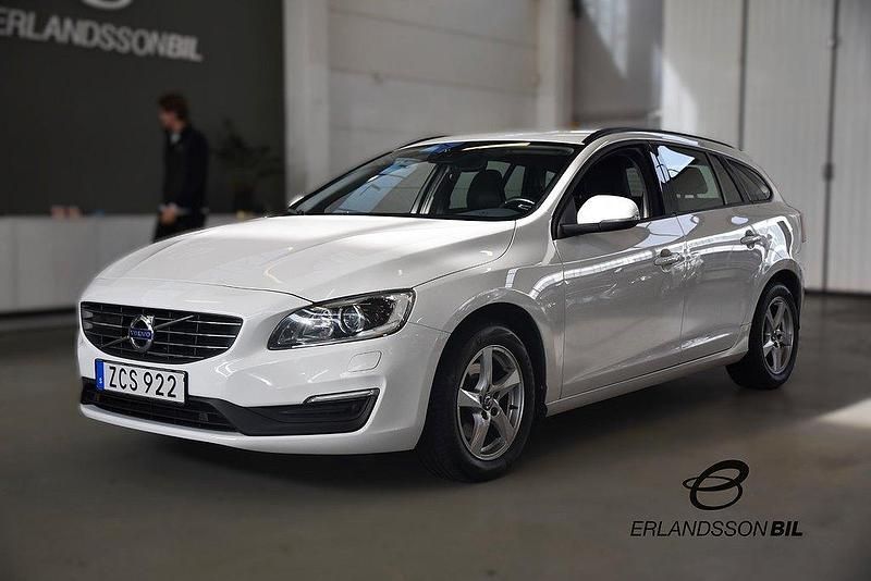 Vit Begagnad 2017 Volvo V60 Kinetic Kombi | 159 900 kr (Dyr) - Bild 1/4