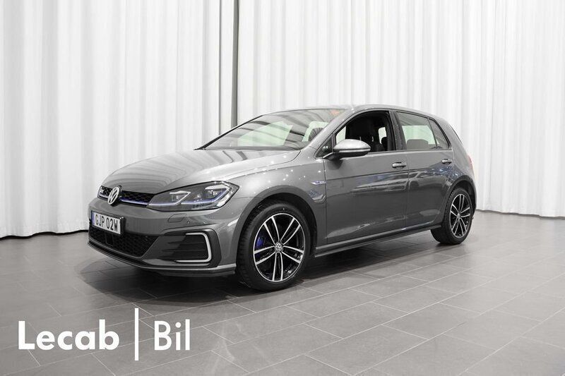 Mörkgrå (indium grey metallic) Begagnad 2020 VW Golf VIII GTE Kombi | 219 500 kr (Bra pris) - Bild 1/4