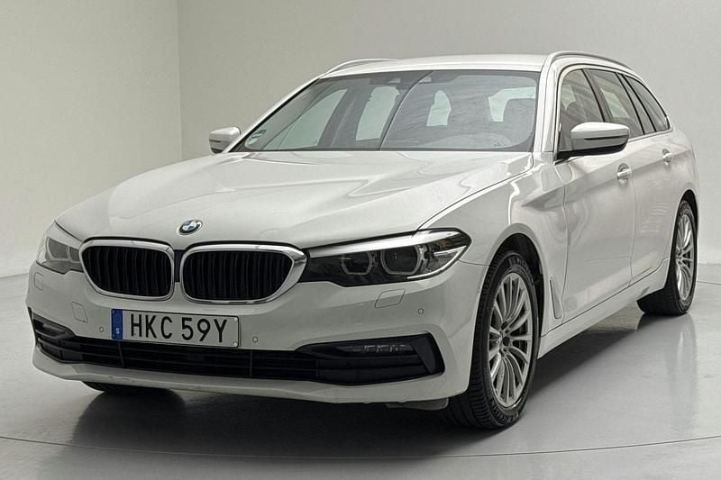 Vit Begagnad 2019 BMW 520 Sport Line Kombi | 246 800 kr (Superpris) - Bild 1/4