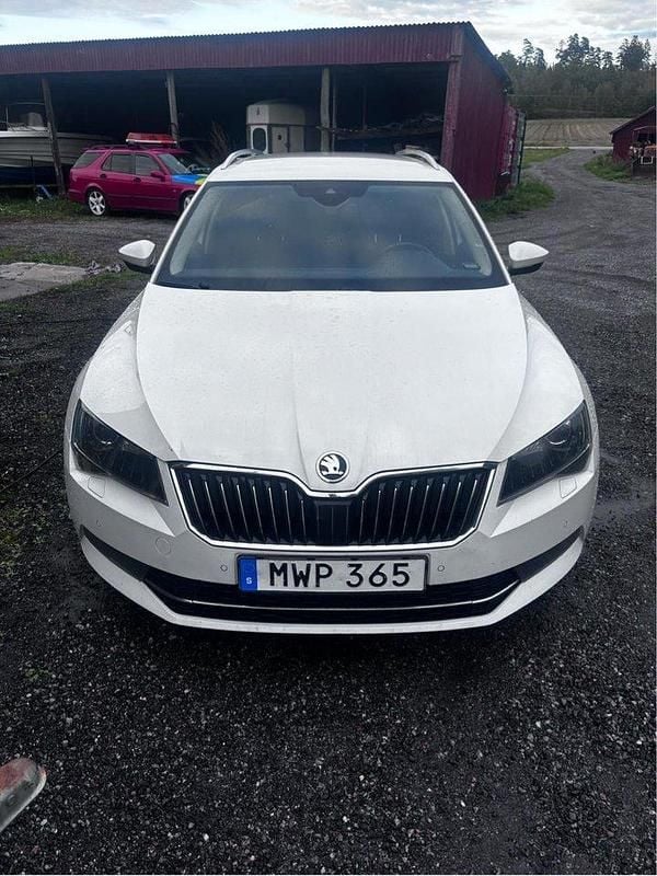 Vit Begagnad 2016 Skoda Superb LAURIN & KLEMENT Kombi | 130 000 kr (Marknadspris) - Bild 1/4