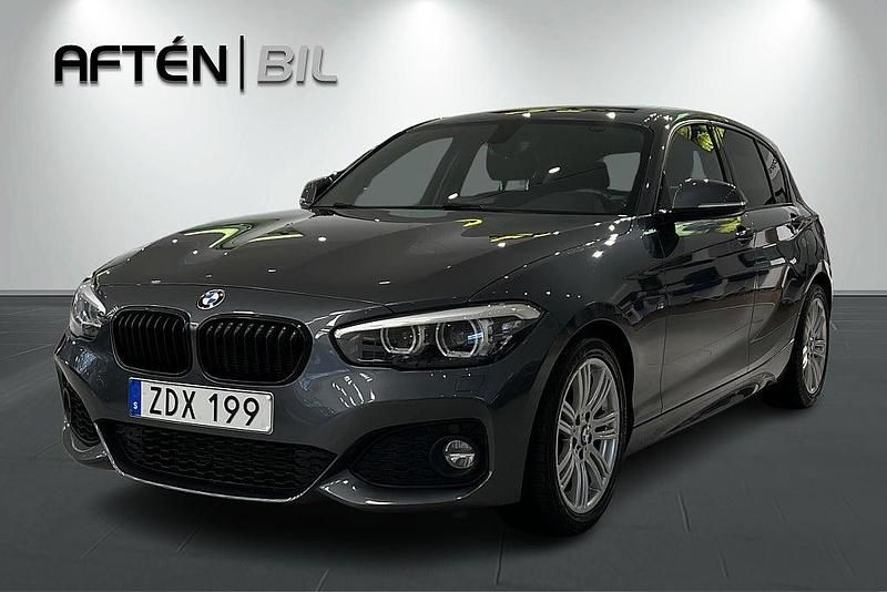 Grå Begagnad 2018 BMW 118 M Sport Halvkombi | 184 800 kr (Marknadspris) - Bild 1/3