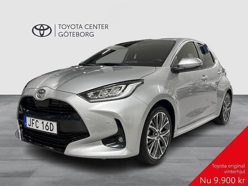Silver Begagnad 2024 Toyota Yaris Hybrid Style Halvkombi | 259 900 kr (Marknadspris) - Bild 1/4