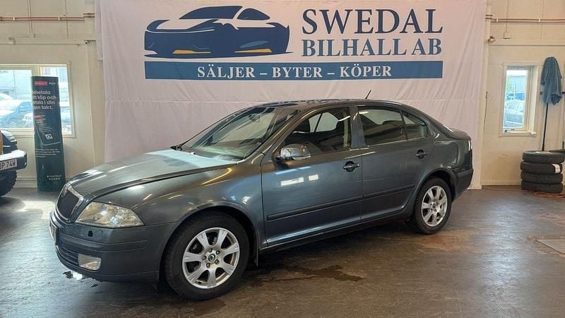 Mörkgrå (grå) Begagnad 2006 Skoda Octavia Halvkombi | 29 800 kr (Marknadspris) - Bild 1/4