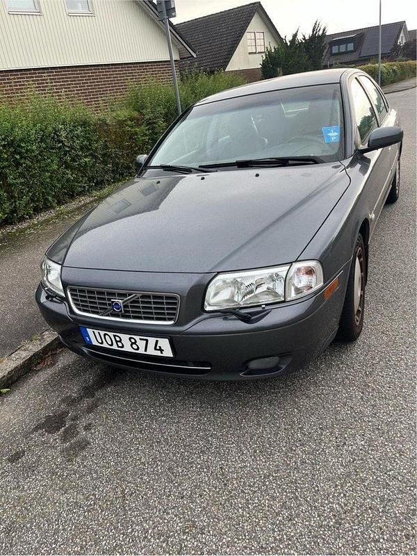 Grå Begagnad 2004 Volvo S80 Business Edition Sedan | 42 000 kr (Lite dyr) - Bild 1/2