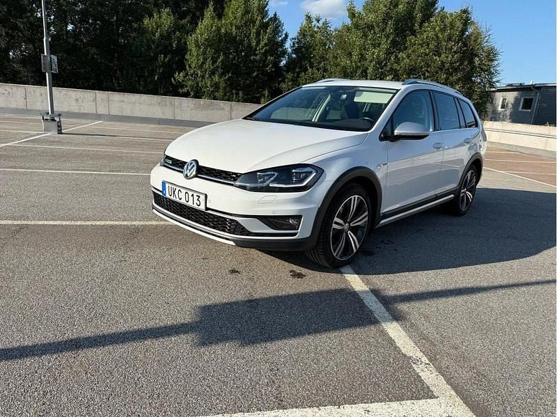 Vit Begagnad 2018 VW Golf Alltrack Kombi | 210 000 kr (Marknadspris) - Bild 1/4