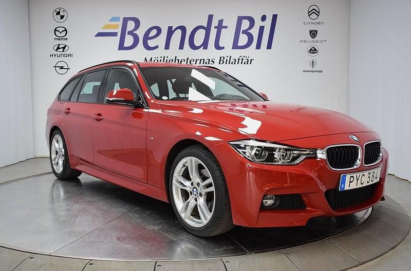 Melbournerödmetallic Begagnad 2018 BMW 320 M Sport Kombi | 259 500 kr (Marknadspris) - Bild 1/3