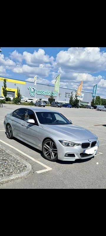 Silver Begagnad 2018 BMW 330e M Sport Sedan | 272 000 kr (Lite dyr) - Bild 1/4