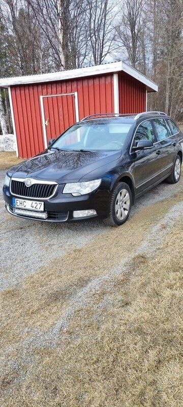Svart Begagnad 2013 Skoda Superb Ambition Kombi | 70 000 kr (Marknadspris) - Bild 1/4