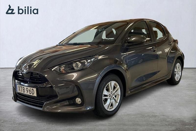 Mörkgrå (grå) Begagnad 2024 Toyota Yaris Hybrid Active Halvkombi | 259 000 kr (Marknadspris) - Bild 1/3